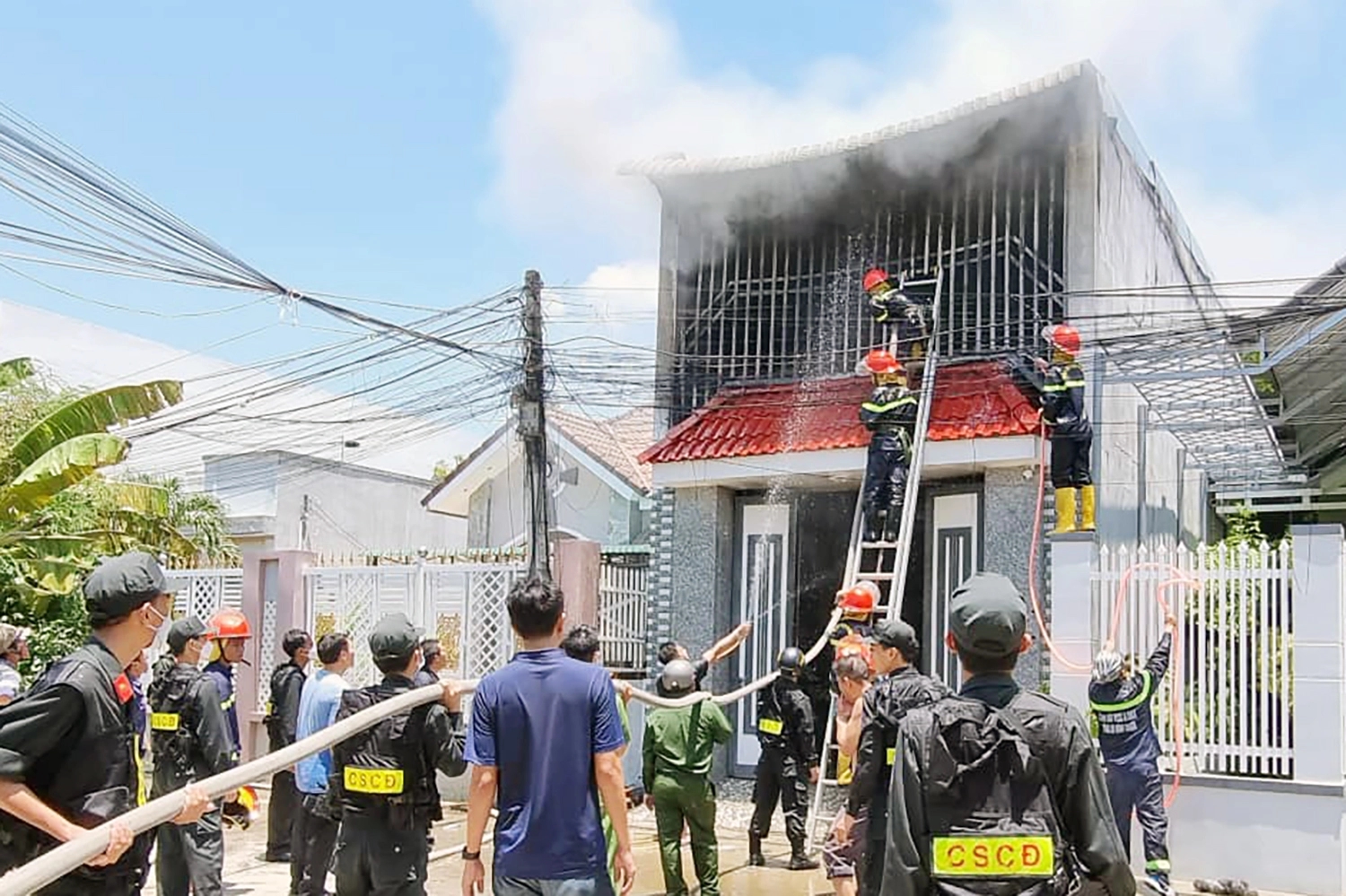 Cháy lớn ở căn nhà 2 lầu tại Ninh Thuận, 3 mẹ con bị mắc kẹt bên trong chưa rõ sống chết ra sao  - Ảnh 1