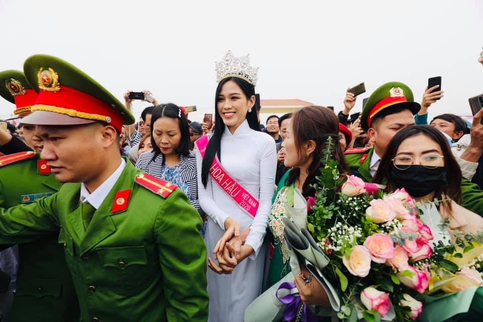 Hoa hậu Đỗ Thị Hà lên tiếng vụ đeo ngược sash “Người đẹp áo dài” cho thí sinh tại MWVN 2022, dân tình cũng phải bật cười mà 'gật đầu' vì quá thuyết phục - Ảnh 1