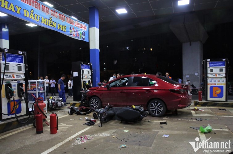 Lời khai của tài xế lái xe ô tô tông liên hoàn khiến 8 người bị thương ở Hà Nội: Tiết lộ nguyên nhân gây tai nạn - Ảnh 1
