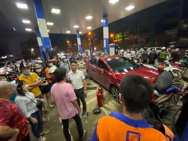Nạn nhân kể lại khoảnh khắc ô tô tông liên hoàn vào cây xăng ở Hà Nội: 'Hiện trường ngổn ngang, mọi người la hét, hoảng loạn' - Ảnh 2