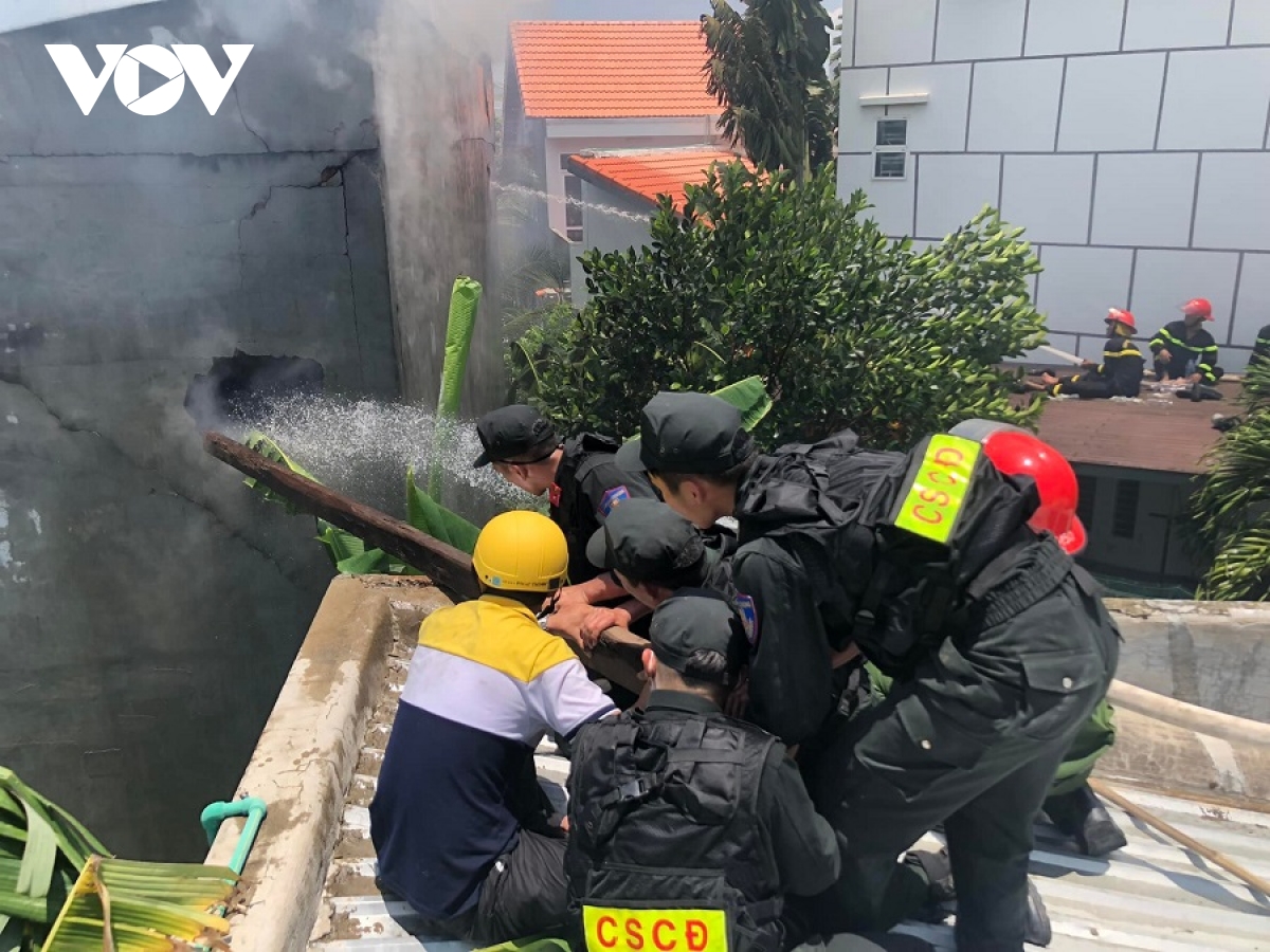 Thương tâm 3 mẹ con tử vong trong vụ cháy nhà ở Ninh Thuận: Người chồng khóc ngất vì không cứu được vợ con - Ảnh 1