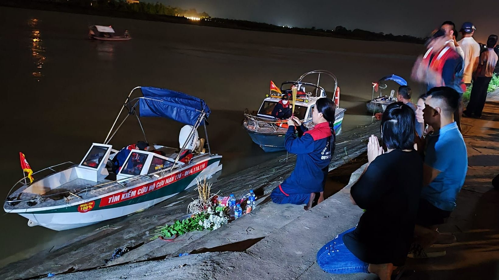 Thương tâm: Đã tìm thấy thi thể của 3 cháu nhỏ trong vụ 4 người mất tích trên sông Đào ở Nam Định - Ảnh 1