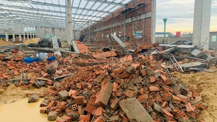 Nóng: Tường nhà xưởng ở Bình Định đổ sập khiến 3 người tử vong, 6 người thương nặng, mưa gió không ngừng - Ảnh 1