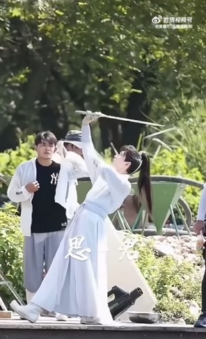 Thành Nghị múa kiếm điêu luyện trong hậu trường phim mới, netizen vừa khen ngợi vừa lo lắng cho sức khỏe của thần tượng  - Ảnh 3