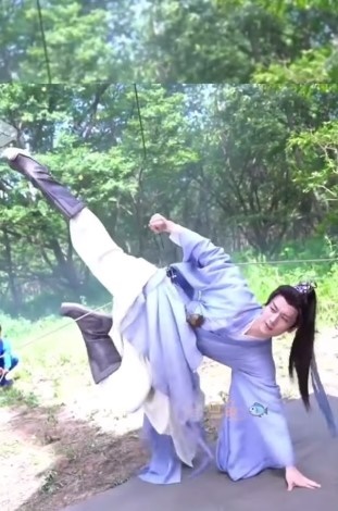 Thành Nghị múa kiếm điêu luyện trong hậu trường phim mới, netizen vừa khen ngợi vừa lo lắng cho sức khỏe của thần tượng  - Ảnh 2