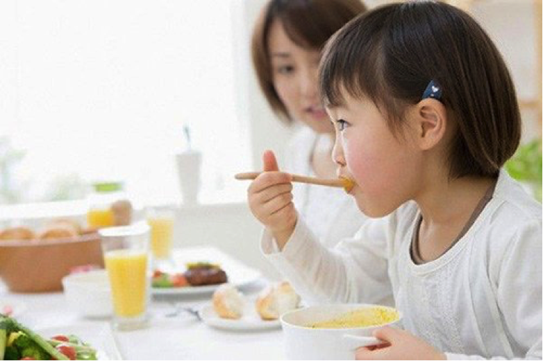 Những loại thực phẩm kém lành mạnh mà tốt nhất bạn không nên đưa vào thực đơn của trẻ nếu không muốn con gặp ảnh hưởng sức khỏe xấu - Ảnh 1