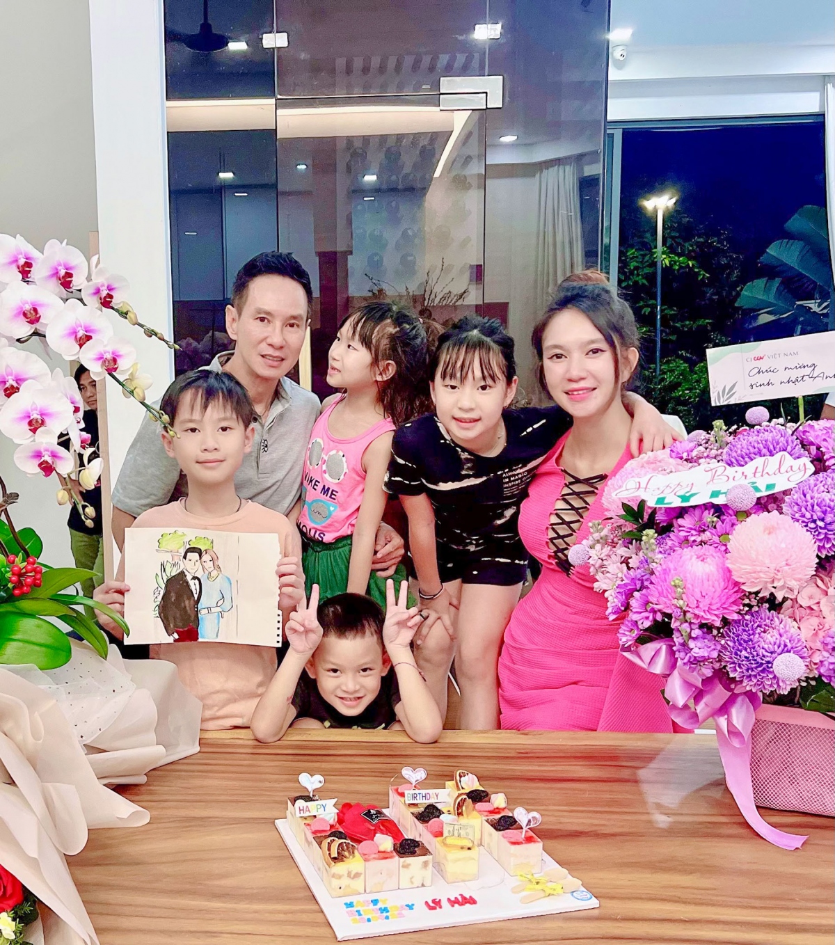 Đại gia đình Lý Hải diện đồ đôi mừng sinh nhật công chúa Sundy, nhan sắc của bố mẹ vợ khiến fan bất ngờ  - Ảnh 1