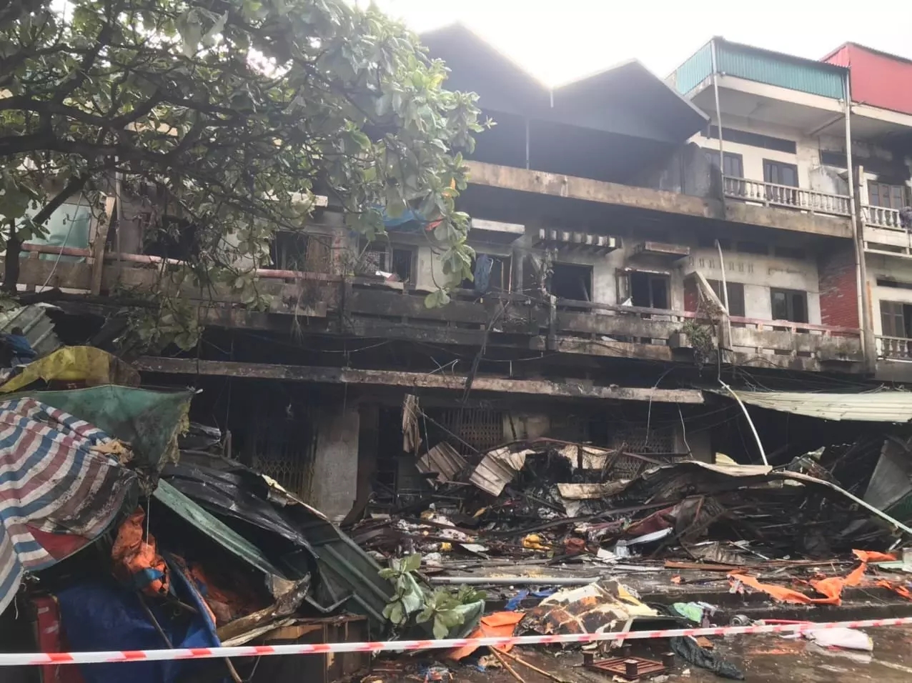 Vụ cháy lớn tại Quảng Ninh: Hơn 10 hộ dân bỗng 1 đêm trắng tay hoàn toàn, hầu hết tài sản đều bị thiêu rụi  - Ảnh 2