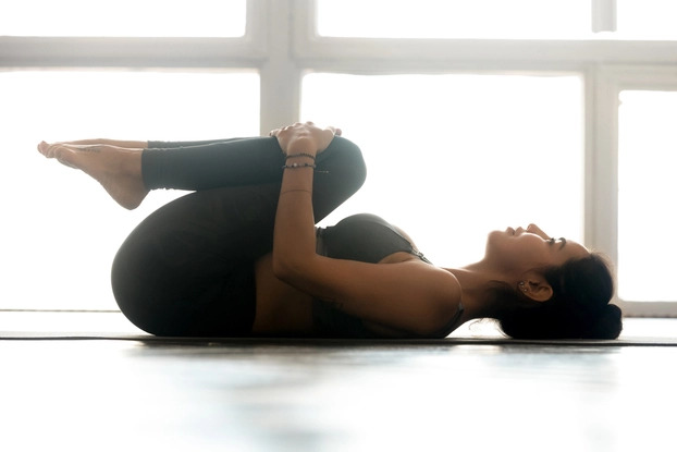 6 bài tập yoga chỉ 10 phút giúp bạn giảm cân nhanh hơn, hiệu quả không cần đi gym - Ảnh 5