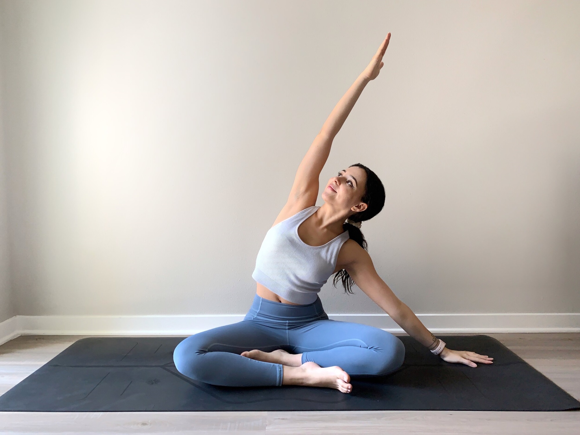 6 bài tập yoga chỉ 10 phút giúp bạn giảm cân nhanh hơn, hiệu quả không cần đi gym - Ảnh 6