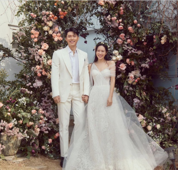 Dàn sao Việt hội tụ tại siêu đám cưới của Hyun Bin - Son Ye Jin: Netizen tá hỏa khi xuất hiện 'khách mời đặc biệt', chiếm luôn vị trí cô dâu - Ảnh 1