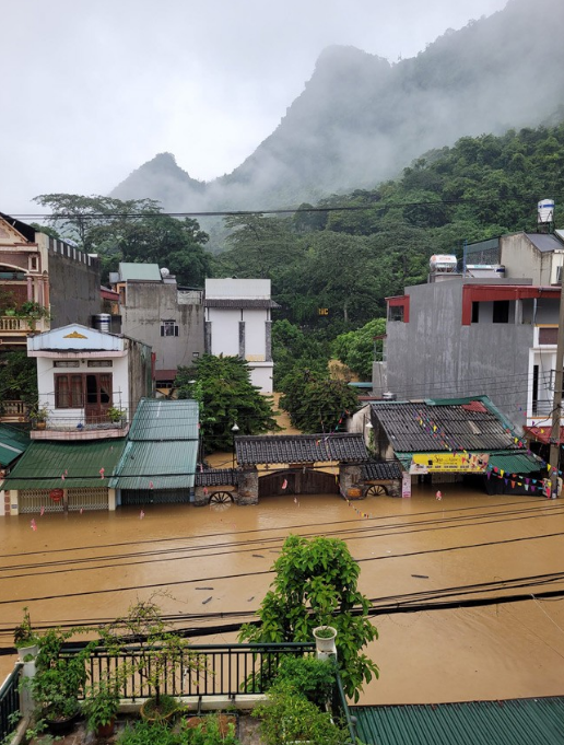 Xót xa tình trạng ngập nặng ở Hà Giang: Nước ngập tới nóc nhà, sơ tán người dân khẩn cấp, cuộc sống toàn thành phố tê liệt - Ảnh 2