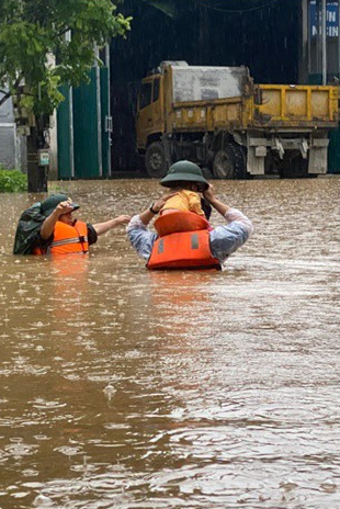 Xót xa tình trạng ngập nặng ở Hà Giang: Nước ngập tới nóc nhà, sơ tán người dân khẩn cấp, cuộc sống toàn thành phố tê liệt - Ảnh 4