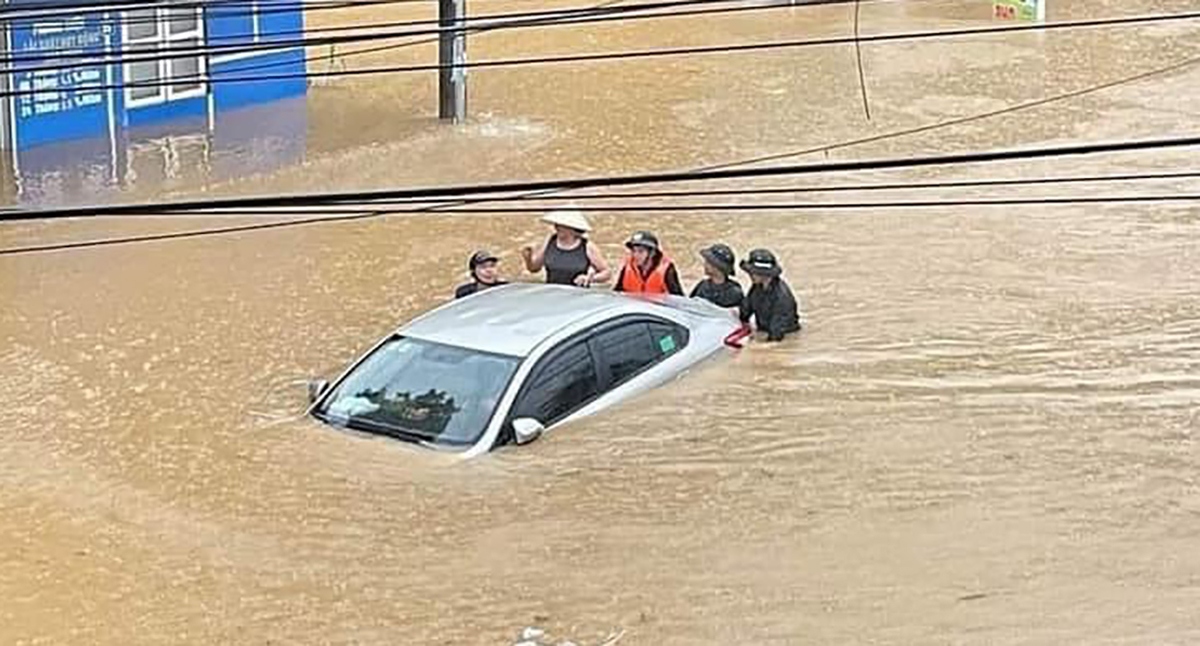 Xót xa tình trạng ngập nặng ở Hà Giang: Nước ngập tới nóc nhà, sơ tán người dân khẩn cấp, cuộc sống toàn thành phố tê liệt - Ảnh 5