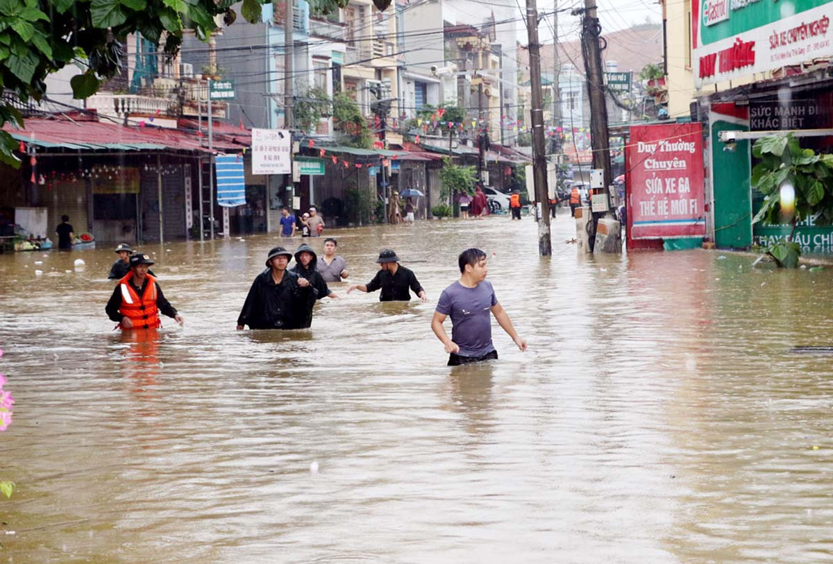 Xót xa tình trạng ngập nặng ở Hà Giang: Nước ngập tới nóc nhà, sơ tán người dân khẩn cấp, cuộc sống toàn thành phố tê liệt - Ảnh 3