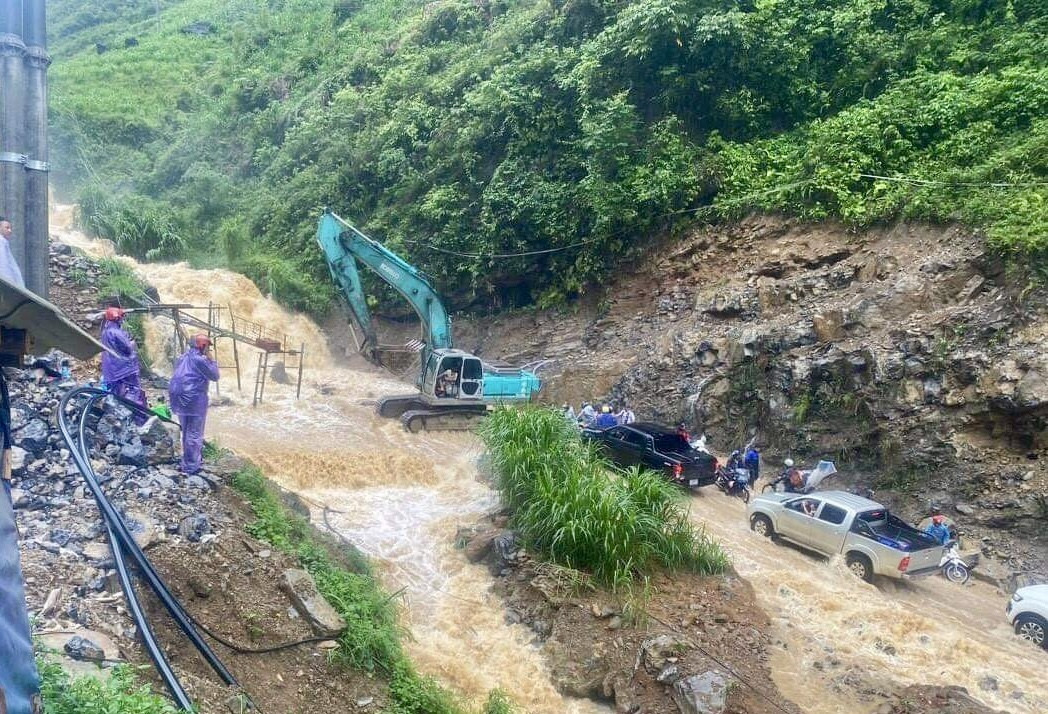 Xót xa tình trạng ngập nặng ở Hà Giang: Nước ngập tới nóc nhà, sơ tán người dân khẩn cấp, cuộc sống toàn thành phố tê liệt - Ảnh 7
