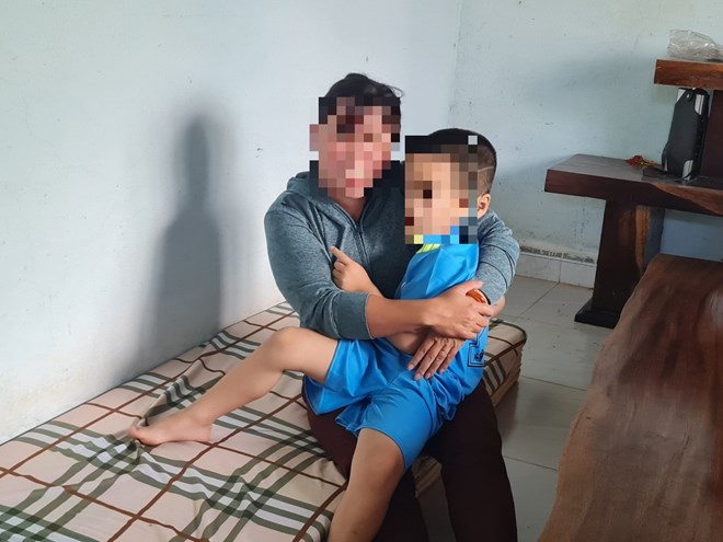 Bé trai 4 tuổi bị người lạ mặt bỏ rơi trên đường: Cháu bé hay khóc vì nhớ cha mẹ - Ảnh 2