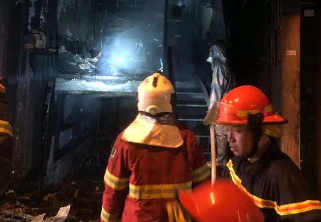 Hà Nội: Cháy dữ dội ở căn nhà 4 tầng, 7 người cầu cứu từ ban công, xác định ngọn lửa bùng lên từ hầm để xe  - Ảnh 1