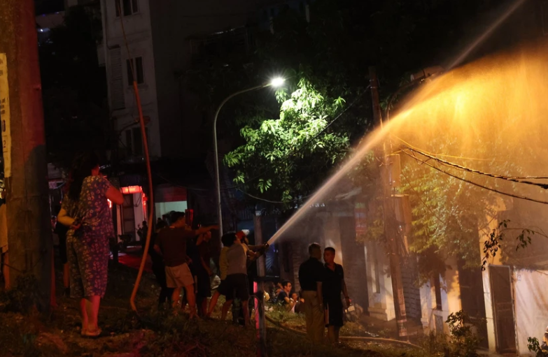 Hà Nội: Cháy dữ dội ở căn nhà 4 tầng, 7 người cầu cứu từ ban công, xác định ngọn lửa bùng lên từ hầm để xe  - Ảnh 2