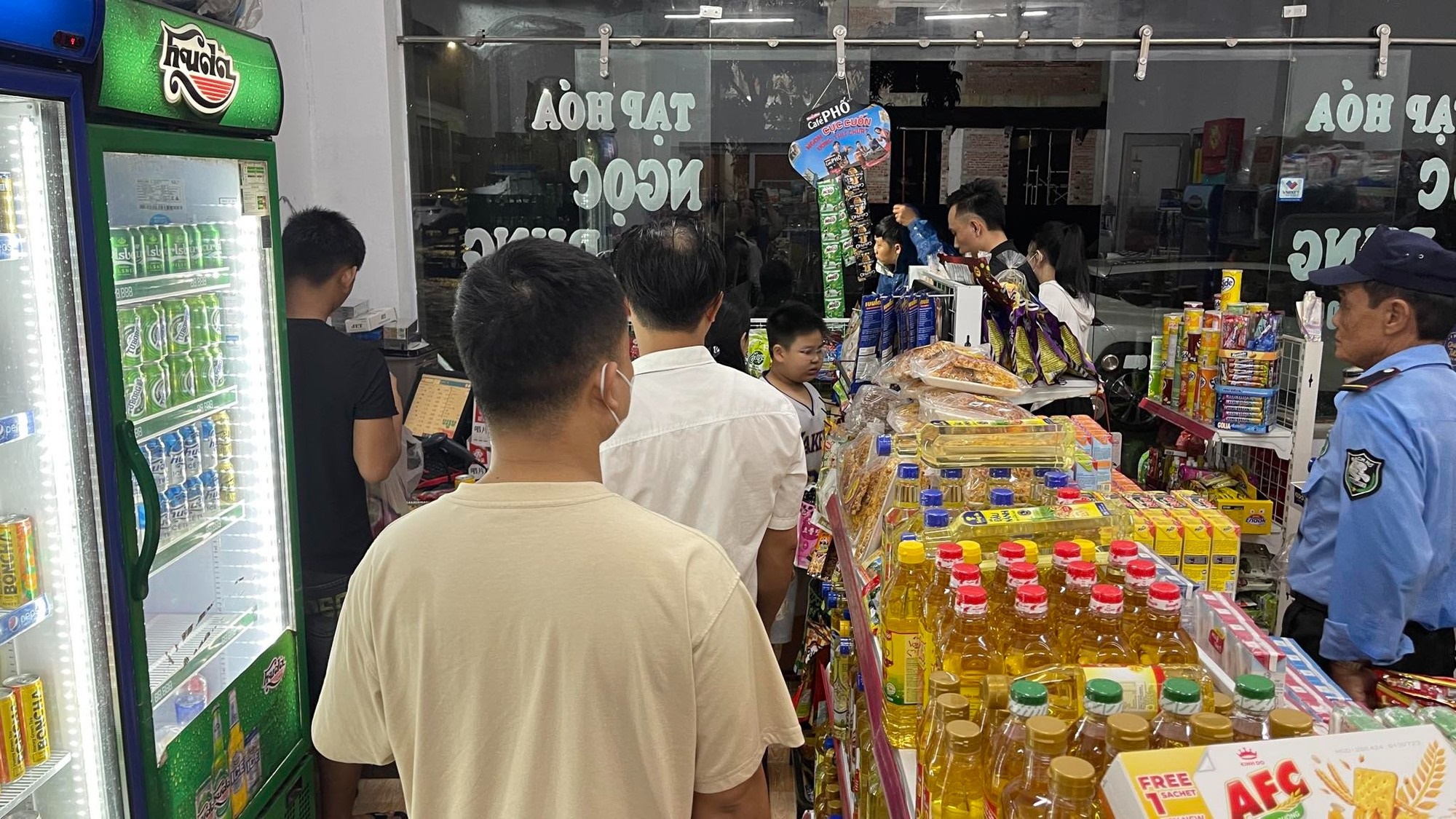 Lũ lớn trong đêm khiến người dân Thừa Thiên Huế trở tay không kịp: Vất vả 'chạy đua' với lũ, mua thức ăn dự trữ - Ảnh 6