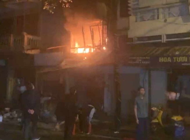 Vụ cháy nhà trên phố Hàng Lược khiến 4 người tử vong: Hàng xóm nghe thấy tiếng nổ kèm tiếng hét thất thanh, phá cửa cứu người bất thành - Ảnh 3
