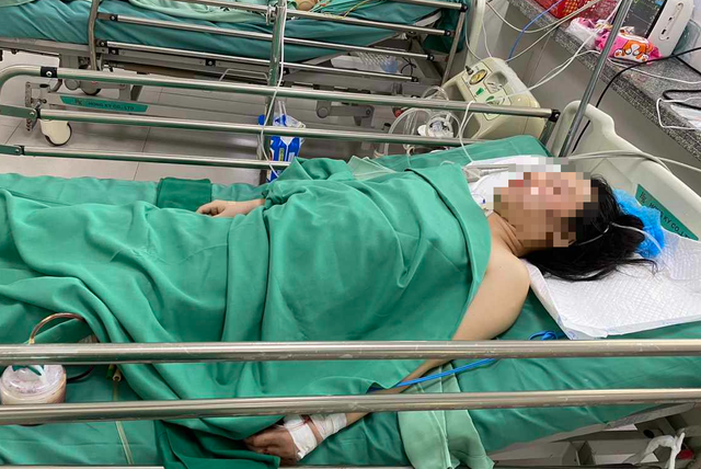 TP.HCM: Hơn 10 bác sĩ hợp sức giành giật sự sống cho cô gái trẻ bị xe container cán ngang người trong đêm - Ảnh 1