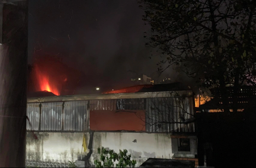 Hiện trường vụ cháy lớn tại kho xưởng vải rộng 4.000 m2 ở Hà Nội - Ảnh 3