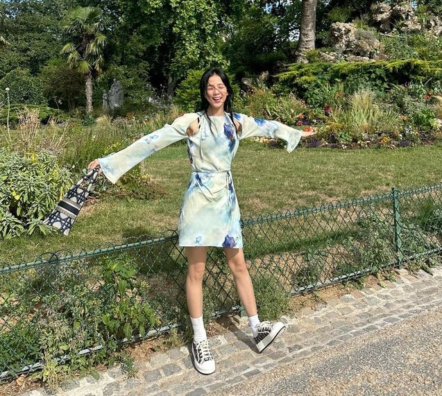 Tham khảo 10 set váy liền của sao Hàn, nàng sẽ có 1001 bức ảnh 'sống ảo' tuyệt xinh khi đi du lịch - Ảnh 2