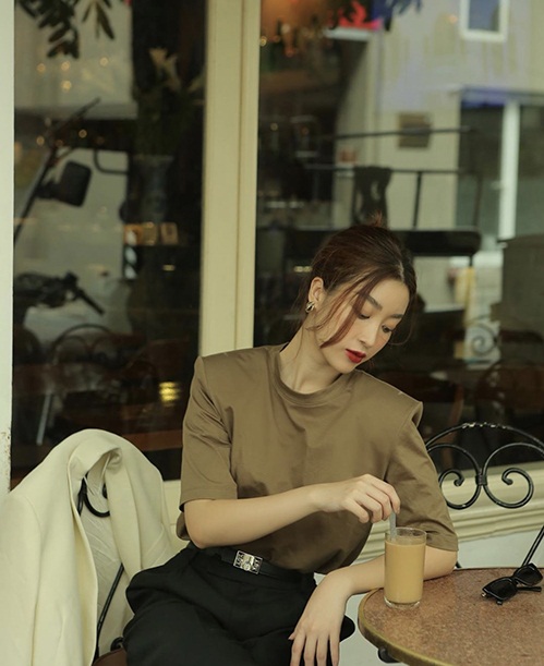 Phương Oanh 'học hỏi' dàn mỹ nhân showbiz Việt, diện áo thun đơn giản vẫn toát mùi 'sang chảnh' trong buổi đăng ký kết hôn - Ảnh 6