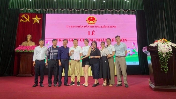 Phương Oanh 'học hỏi' dàn mỹ nhân showbiz Việt, diện áo thun đơn giản vẫn toát mùi 'sang chảnh' trong buổi đăng ký kết hôn - Ảnh 2