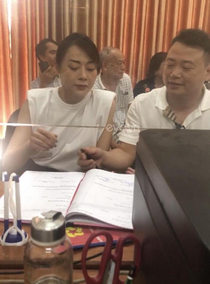 Phương Oanh 'học hỏi' dàn mỹ nhân showbiz Việt, diện áo thun đơn giản vẫn toát mùi 'sang chảnh' trong buổi đăng ký kết hôn - Ảnh 3