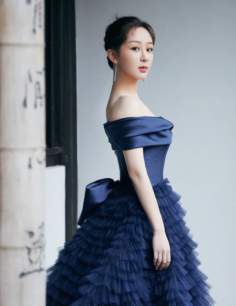 Trương Thiên Ái diện váy hở bạo tại Shanghai Fashion Week, chiếm hết spotlight của Dương Tử - Ảnh 8