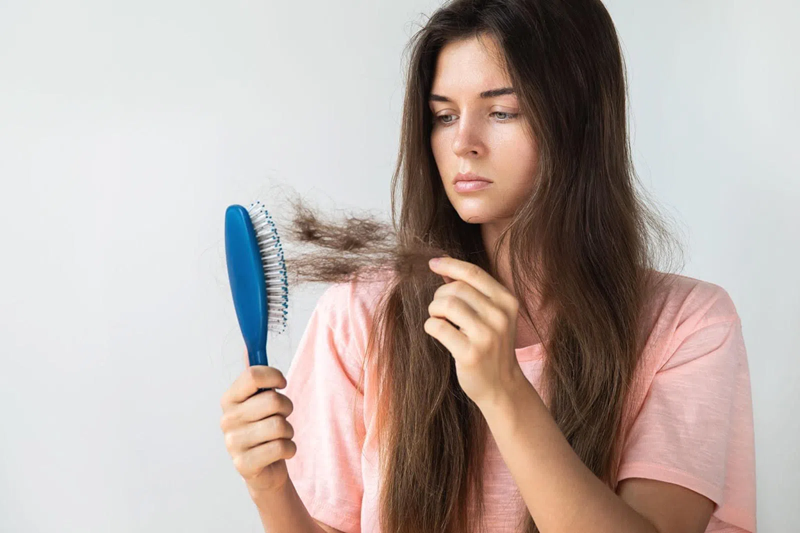 8 lý do bình thường nhưng đáng ngạc nhiên khiến bạn rụng tóc nhiều hơn mỗi ngày - Ảnh 1