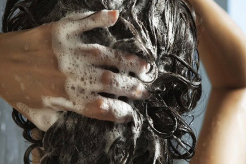 8 lý do bình thường nhưng đáng ngạc nhiên khiến bạn rụng tóc nhiều hơn mỗi ngày - Ảnh 2
