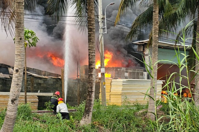Cháy lớn ở TP.HCM: 2 người tử vong thương tâm, người dân dùng bình cứu hoả dập lửa nhưng bất thành - Ảnh 4