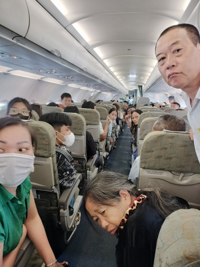 NÓNG: Một hành khách suy yếu đột ngột trên máy bay khi chưa kịp hạ cánh xuống sân bay Tân Sơn Nhất, nỗ lực cứu chữa nhưng không có hiệu quả - Ảnh 1