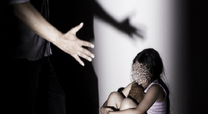 Bé gái 10 tuổi bị ông nội cưỡng hiếp suốt 2 năm: Bố mẹ ly hôn, không có điều kiện nuôi dưỡng - Ảnh 1