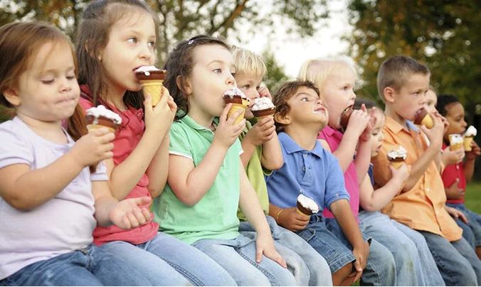 Trẻ ăn kem có tốt không, nên cho ăn ở độ tuổi nào? - Ảnh 1