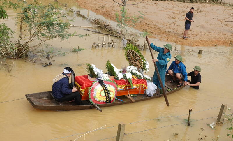 Xót xa dùng thuyền đưa tang nam sinh lớp 8 chết đuối trong mưa lũ ở Hà Tĩnh - Ảnh 1