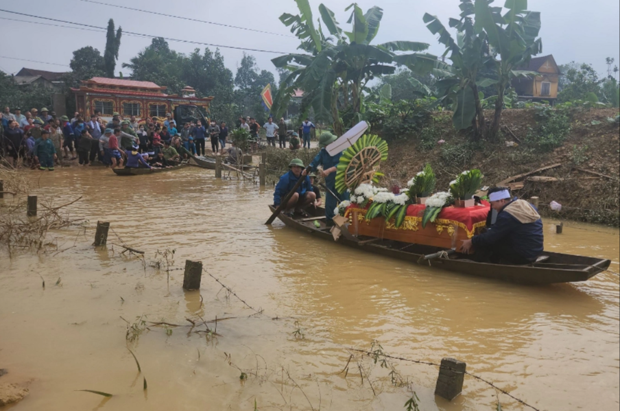 Xót xa dùng thuyền đưa tang nam sinh lớp 8 chết đuối trong mưa lũ ở Hà Tĩnh - Ảnh 2