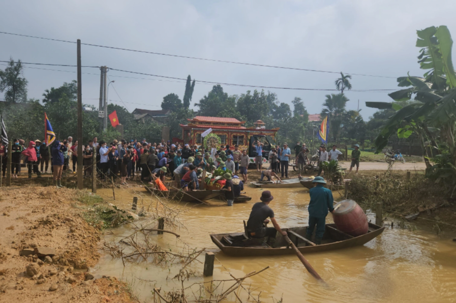 Xót xa dùng thuyền đưa tang nam sinh lớp 8 chết đuối trong mưa lũ ở Hà Tĩnh - Ảnh 3