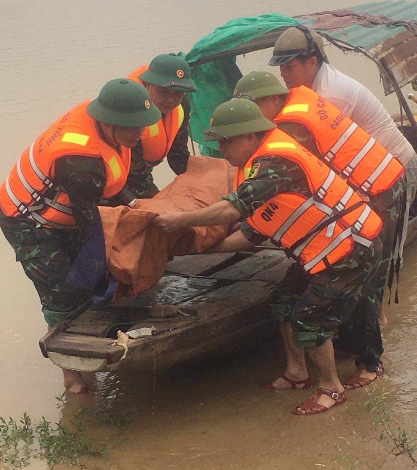 Nghẹn lòng hình ảnh 'người đầu bạc tiễn kẻ đầu xanh' trong vụ 3 học sinh đuối nước trên sông Lam - Ảnh 3
