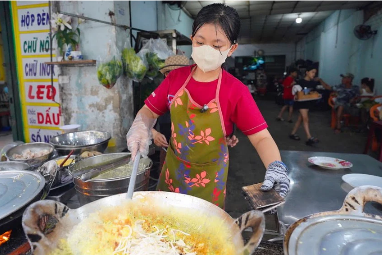Cô bé 13 tuổi 'sáng chiều đi học, tối về đổ bánh xèo' ở Sài Gòn: Làm nhiều thực khách vừa nể, vừa đồng cảm cho hoàn cảnh - Ảnh 3