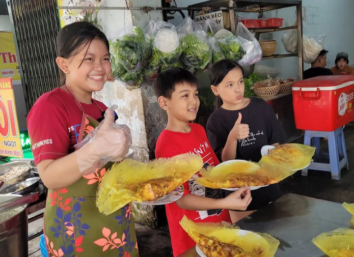 Cô bé 13 tuổi 'sáng chiều đi học, tối về đổ bánh xèo' ở Sài Gòn: Làm nhiều thực khách vừa nể, vừa đồng cảm cho hoàn cảnh - Ảnh 5