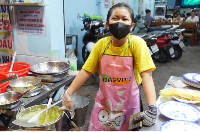 Cô bé 13 tuổi 'sáng chiều đi học, tối về đổ bánh xèo' ở Sài Gòn: Làm nhiều thực khách vừa nể, vừa đồng cảm cho hoàn cảnh - Ảnh 1