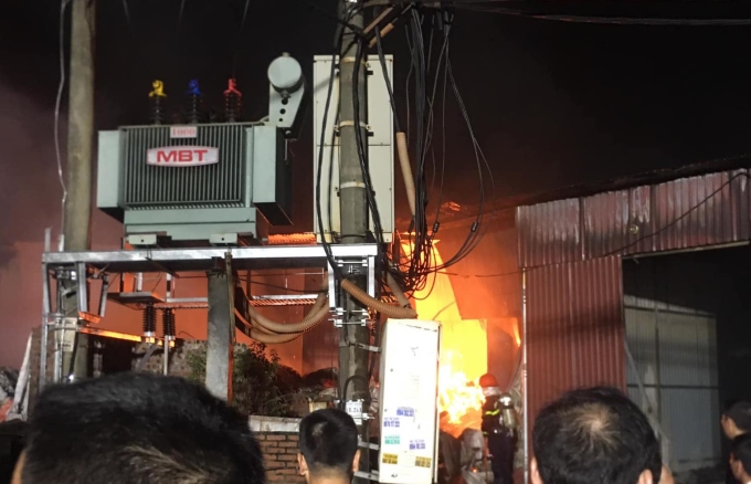 Cháy dữ dội ở xưởng giấy tại làng nghề Phong Khê, lửa bùng lên rất nhanh bao trùm các xưởng bên cạnh - Ảnh 1