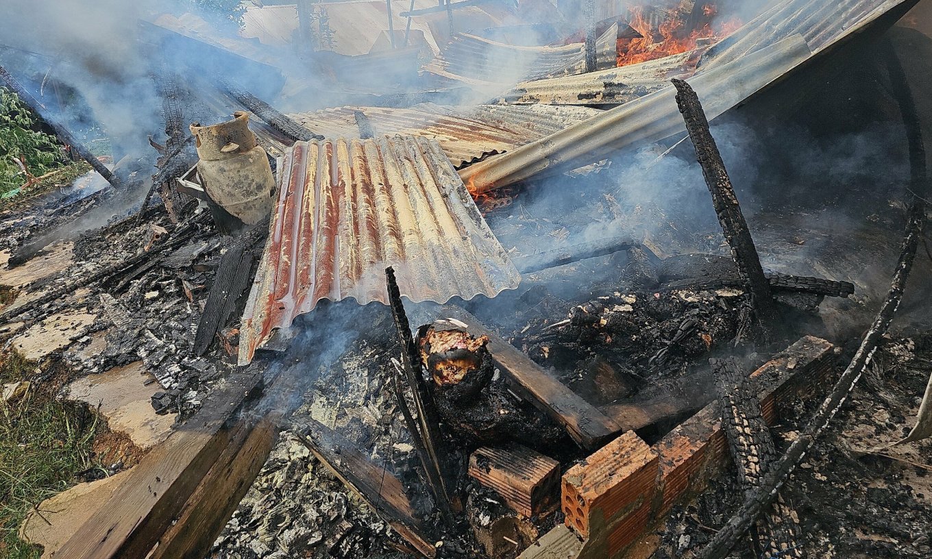 Vụ cháy nhà ở Đà Lạt khiến 3 anh em ruột tử vong: Hàng xóm nghe tiếng trẻ con khóc, nhưng lửa cháy lớn nên không dập được - Ảnh 1