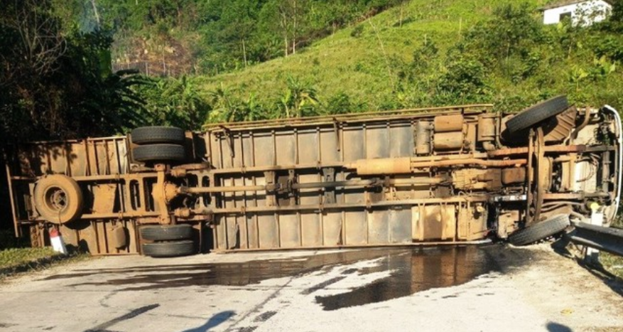 Quảng Nam: Đang lưu thông trên đường, xe tải bất ngờ mất lái lật ngang khiến 1 người chết tại chỗ, 2 người còn lại bị thương nặng - Ảnh 1