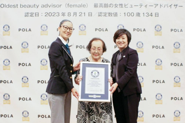 Cụ bà Nhật Bản đạt Kỷ lục Guinness là cố vấn sắc đẹp cao tuổi nhất thế giới, 100 tuổi vẫn chăm chỉ đi 7km/ngày vì một điều ý nghĩa - Ảnh 1