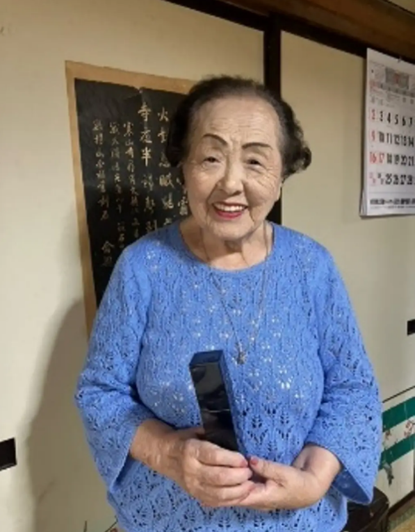 Cụ bà Nhật Bản đạt Kỷ lục Guinness là cố vấn sắc đẹp cao tuổi nhất thế giới, 100 tuổi vẫn chăm chỉ đi 7km/ngày vì một điều ý nghĩa - Ảnh 2
